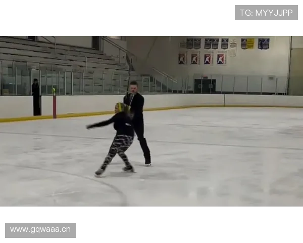 托尼娅那套奢华造型真不像溜冰场上摔了几跤的姑娘啊，哪来的这么多闪闪发光的饰品？