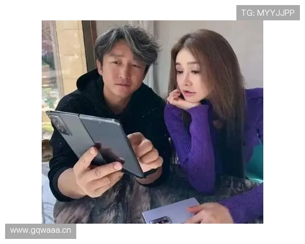 邹市明躲在豪宅厨房煮泡面，外面大牌代言都排到天荒地老了？